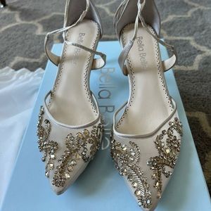 Size 6.5 Bella Belle Frances kitten heels in champagne